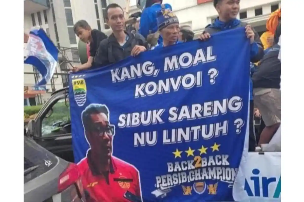 Foto Sindiran untuk Ridwan Kamil Warnai Konvoi Juara Persib di Bandung: "Kang, Moal Konvoi?"