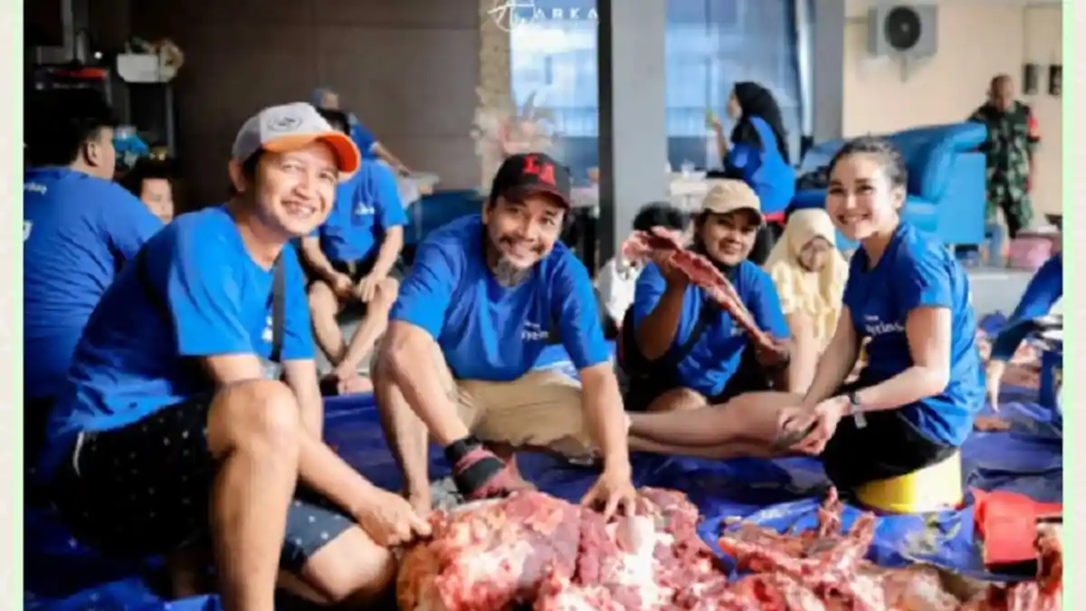 Ayu  Ting Ting Potong Sendiri 3 Ekor Sapi Kurban di Rumahnya.