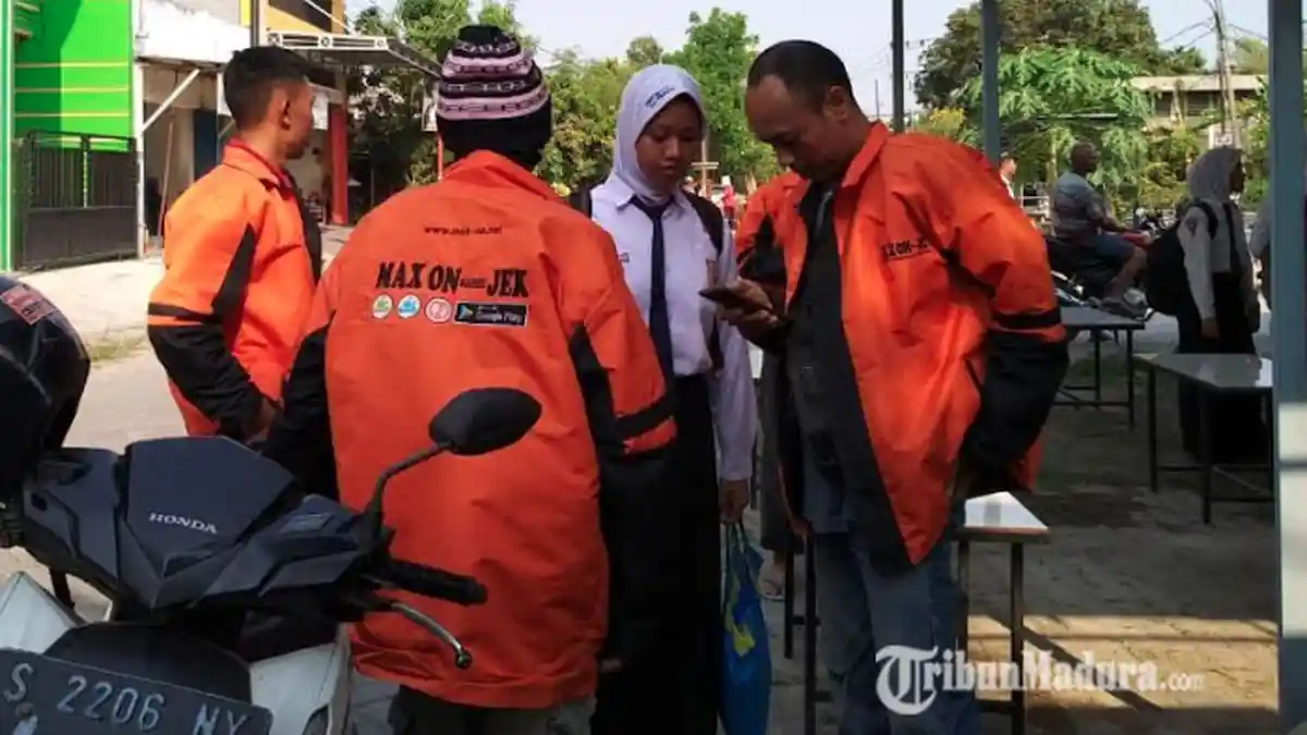 Ojek Online ini Berikan Angkutan Gratis, untuk Siswa-Siswi yang Bisa Mengucapkan Teks Sumpah Pemuda