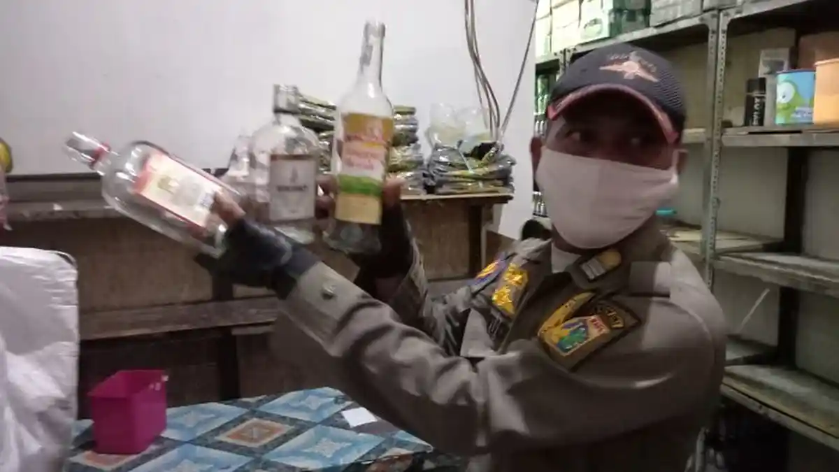 VIDEO: Satpol PP Segel Rumah di Rawasari yang Menjual Miras Ilegal