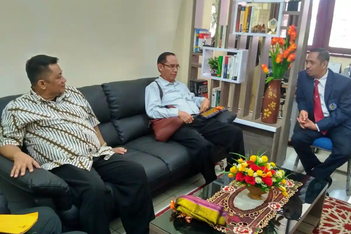 Rektor Unismuh Makassar Terima Prof Thib Raya dkk, Tim Visitasi Pembukaan Program S3