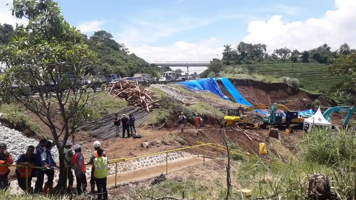Perbaikan Lereng Tol Cipularang yang Longsor Ditargetkan 1 Bulan Tuntas