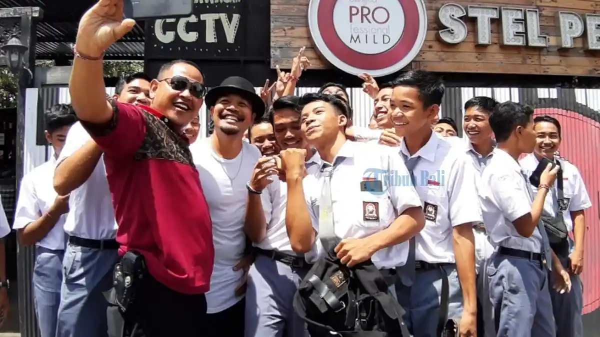 WIKI BALI-Perjalanan Karir Jun Bintang, Musisi Yang Banyak Digandrungi Kaum Hawa