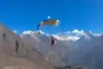 Naila Novaranti Lakukan Terjun Payung Dari Atas Mount Everest