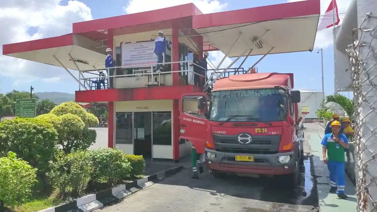 BREAKING NEWS Ahli Waris Pasang Plang di Terminal BBM Bitung, Tuntut Keadilan 