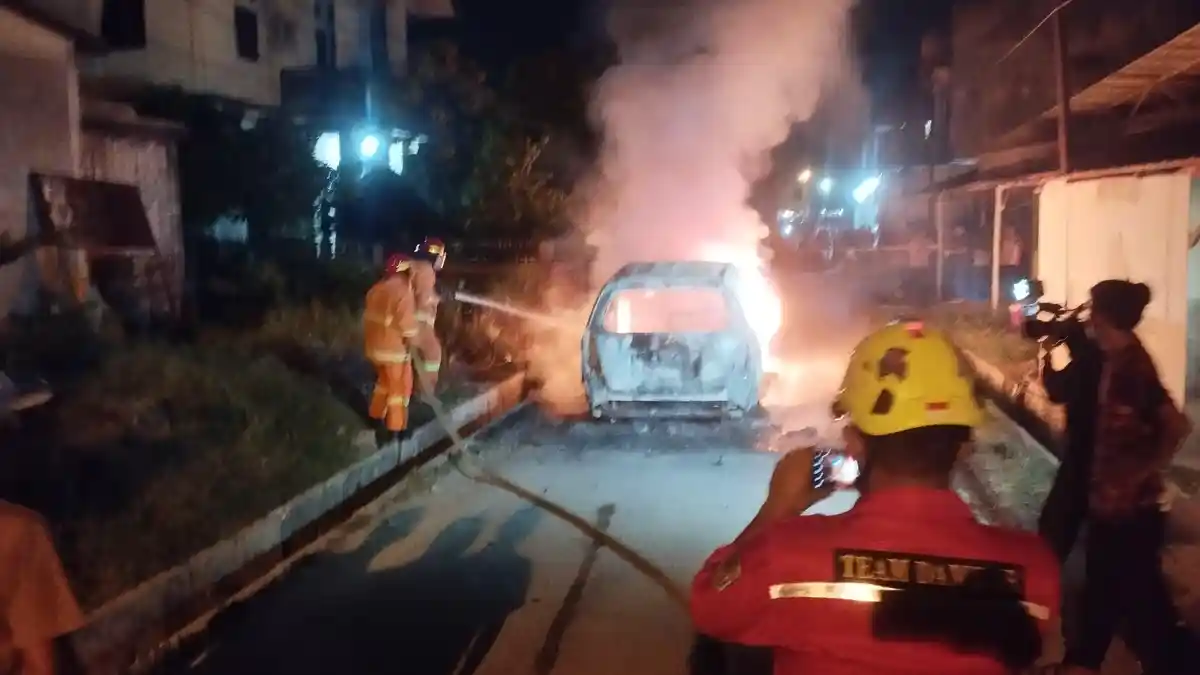 Detik-Detik Mobil Terbakar di Pelalawan, Api Muncul dari Tangki BBM