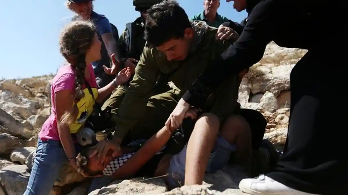 Tentara Israel Ini Beraninya Sama Anak Kecil yang Terluka dan Wanita
