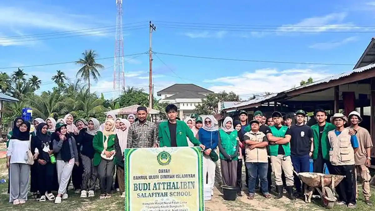 Puluhan Mahasiswa KKN Unimal  Adakan Pembersihan Dayah di Aceh Utara Pascabanjir