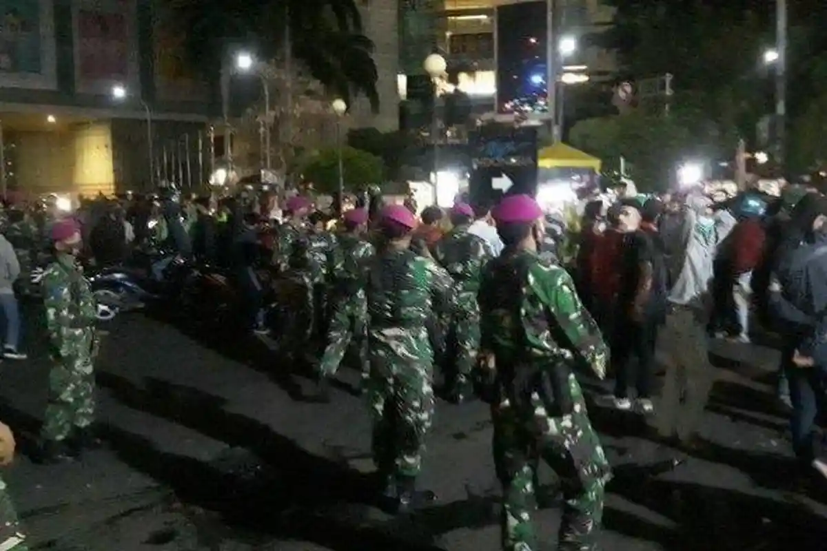 Malam-malam Anggota TNI Dikerahkan, Massa Pendemo UU Cipta Kerja Langsung Bubar, Ada yang Minta Foto