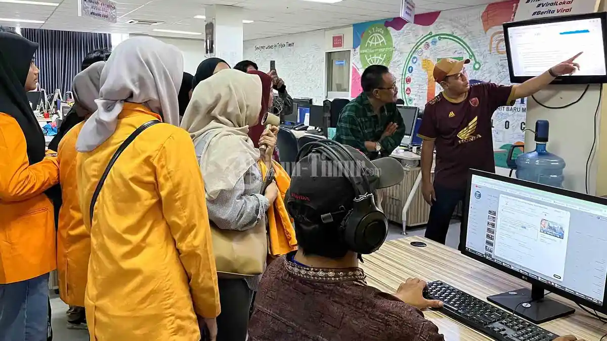 Jelajahi Dunia Jurnalistik, Mahasiswa Sastra Inggris UNM Serap Ilmu di Kantor Tribun Timur - UNM-KUnjungan2.jpg