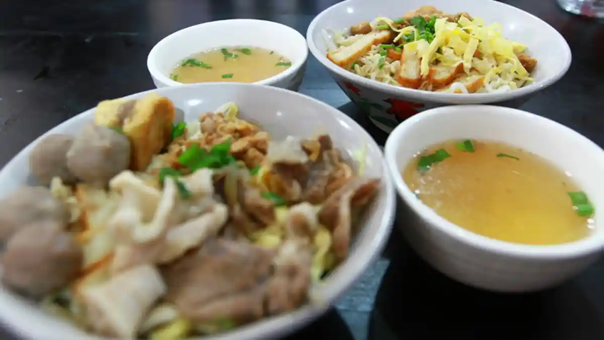 Tak Perlu Ragu Kehalalan Menu di Bakmie Kering Haji Aman - mi-kering-haji-aman_20160221_210539.jpg