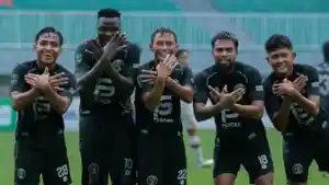 AKSI-SELEBRASI-Pemain-FC-Bekasi-City-Ezechiel-Ndouassel-melakukan-aksi-selebrasi.jpg