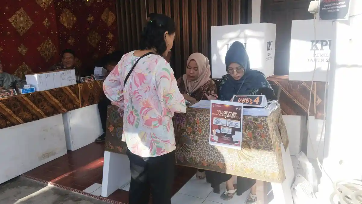 Warga Padang Berdatangan ke TPS di Ulak Karang, Ada yang Tiba Sebelum Panitia Keluarkan Surat Suara