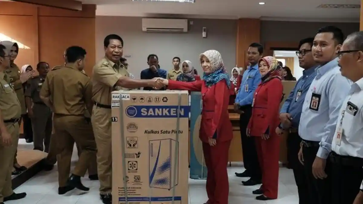 Datang Kerja Paling Pagi usai Libur Lebaran, 7 Karyawan BPR Bank Magelang dapat Hadiah dari Walikota