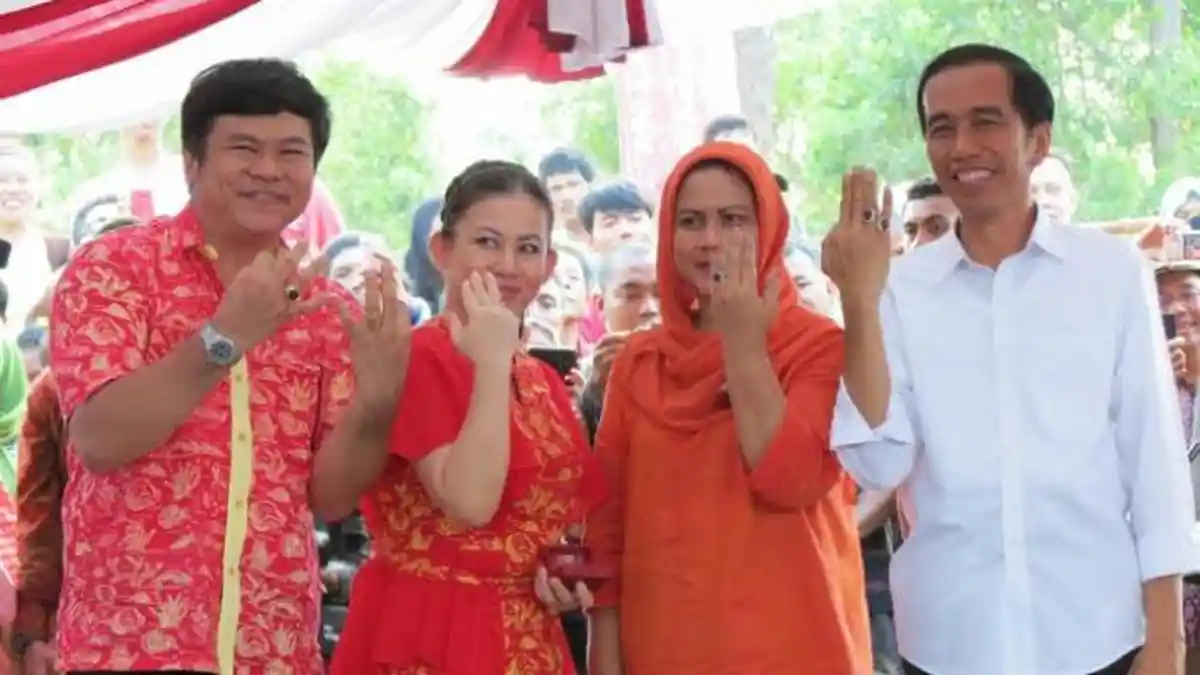 Jokowi Dihadiahi Cincin Batu Satam dari Adik Ahok