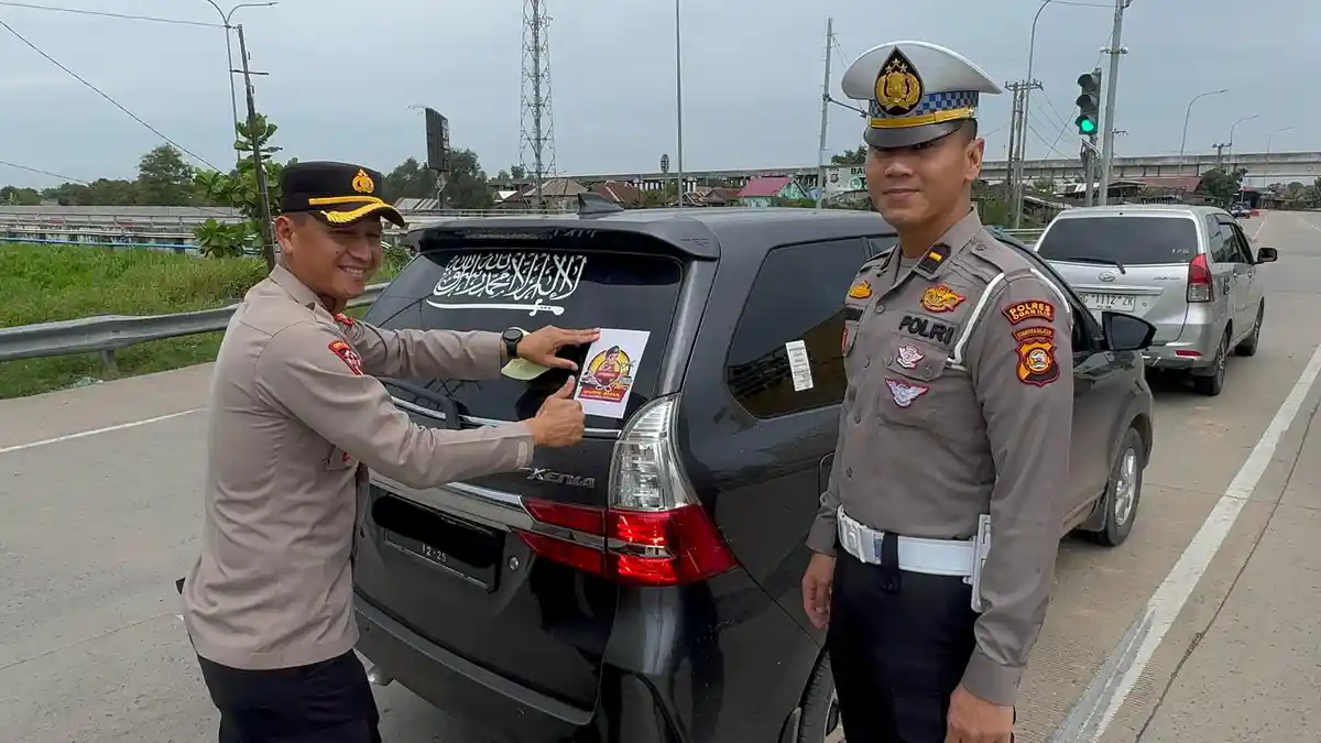 Polres Ogan Ilir Sosialisasikan Hotline Mudik 110, Kendaraan yang Melintas Dipasang Stiker
