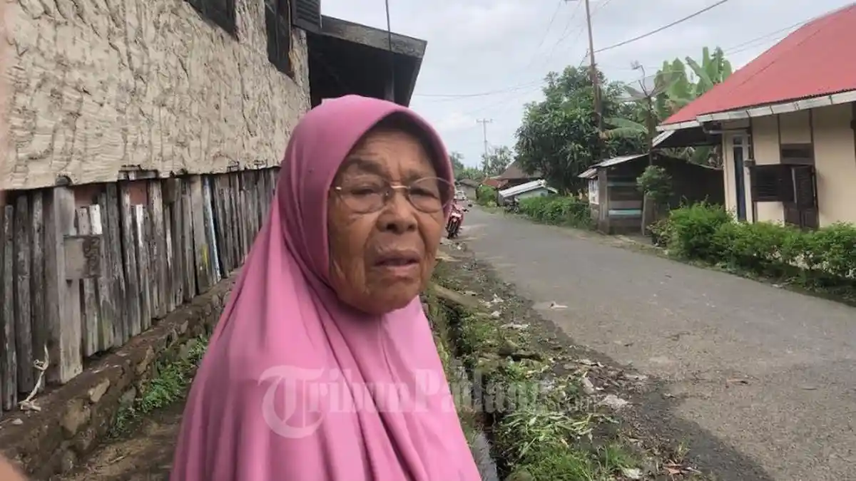 Semua Akses Jalan Terputus, Yulinar Warga Sungai Jambu Sumbar Tunda Berobat Seusai Operasi Mata