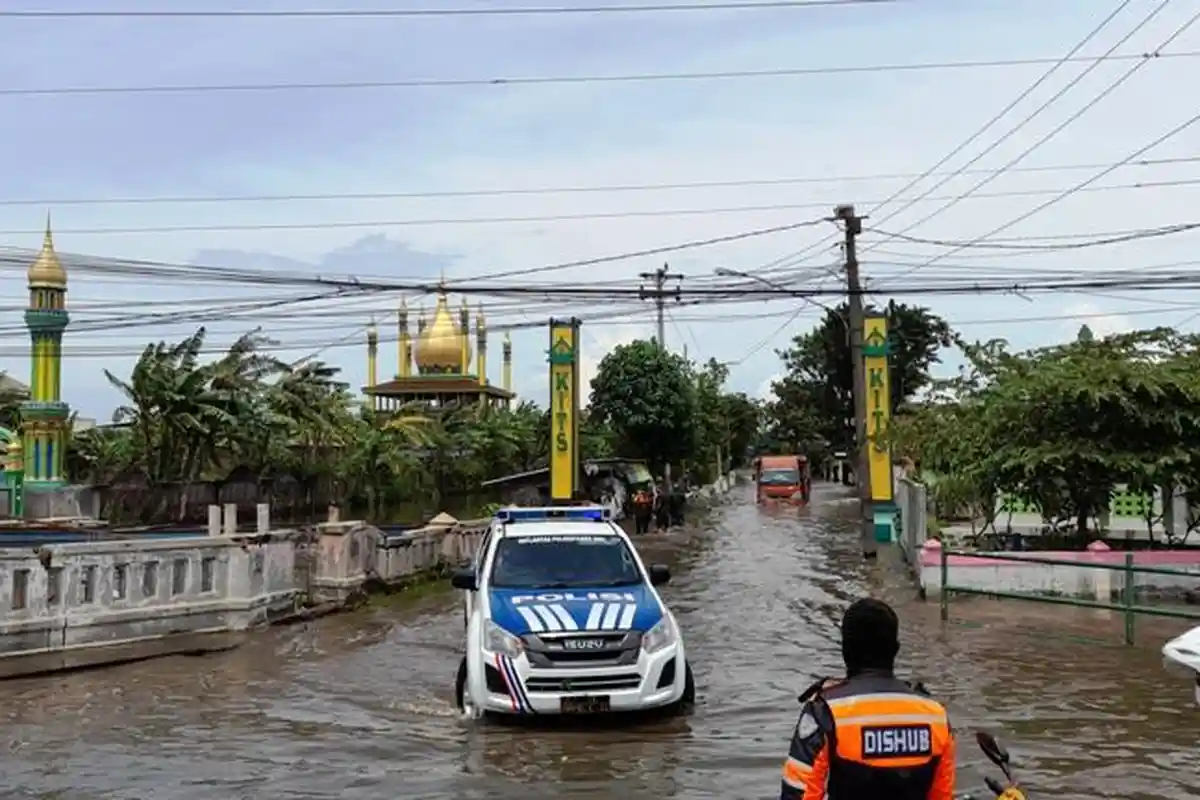 Masih Ada Titik Banjir Cukup Dalam di Kaligawe Semarang, Hanya Truk Trailer yang Bisa Melintas