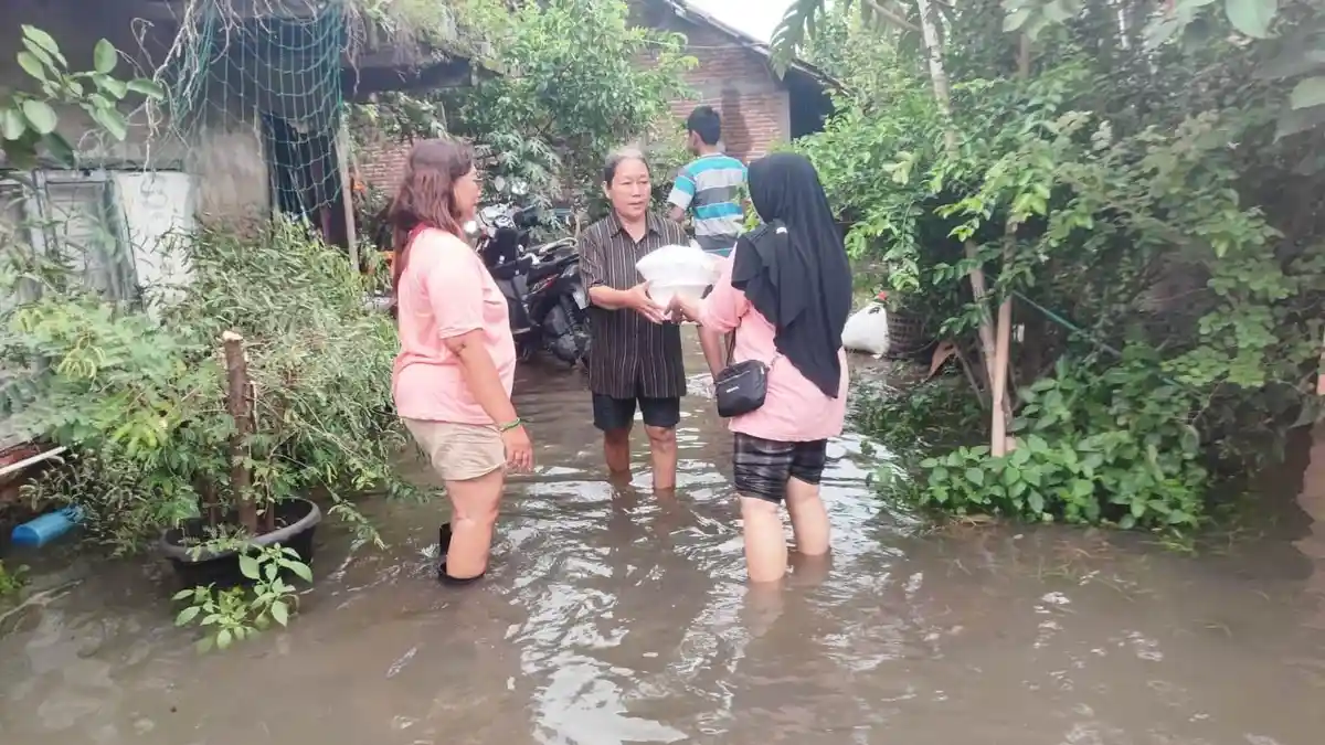 Beri Bantuan, Relawan Mak Ganjar Door to Door Datangi Rumah Warga Terdampak Banjir di Semarang