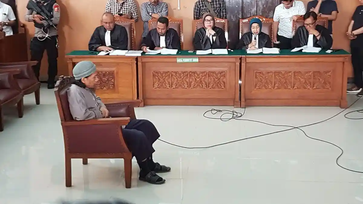 Hadiri Persidangan, Terdakwa Teroris Bom Thamrin Aman Abdurrahman Kenakan Sendal Dan Tutup Kepala