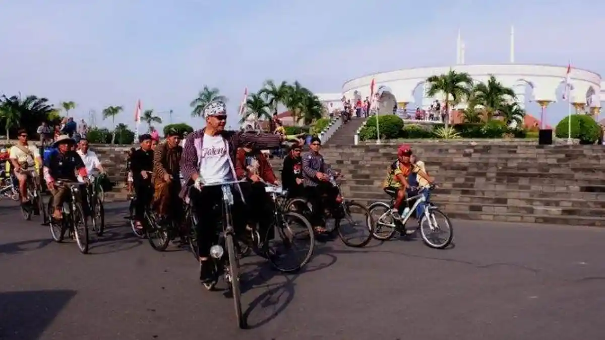 Ini yang Bikin Ganjar Pranowo Sumringah Saat Mengayuh Sepeda Ontel di Ontel Kebangsaan