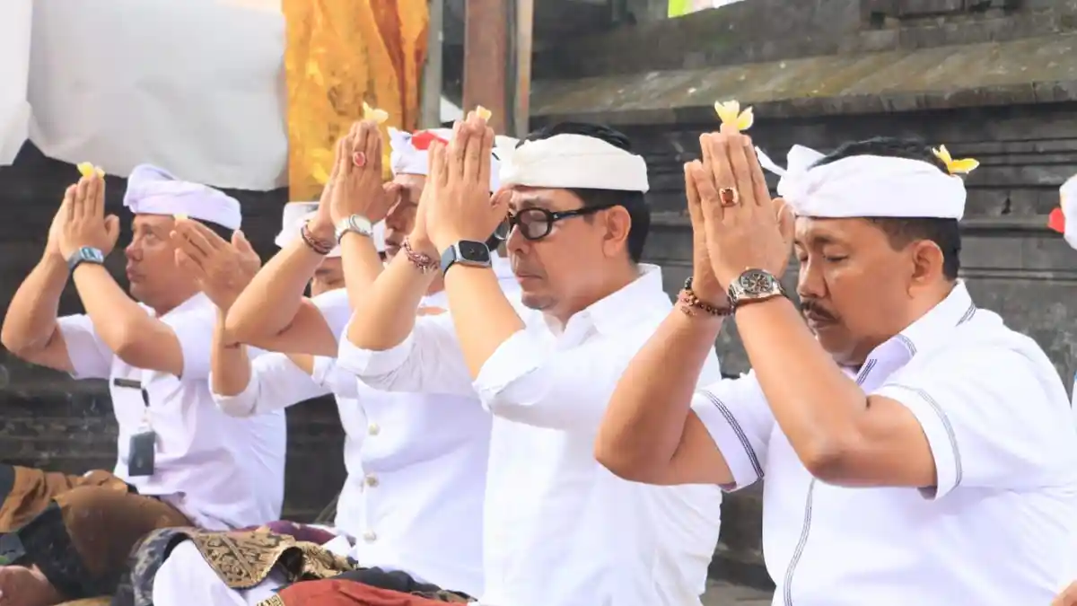 Wawali Arya Wibawa Hadiri Pujawali Banjar Padangsumbu Kaja Denpasar Bali