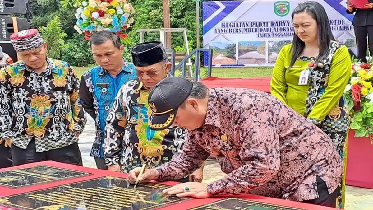 Bupati Kubar FX Yapan Disambut Warga Intu Lingau, Resmikan Jalan dan Jembatan
