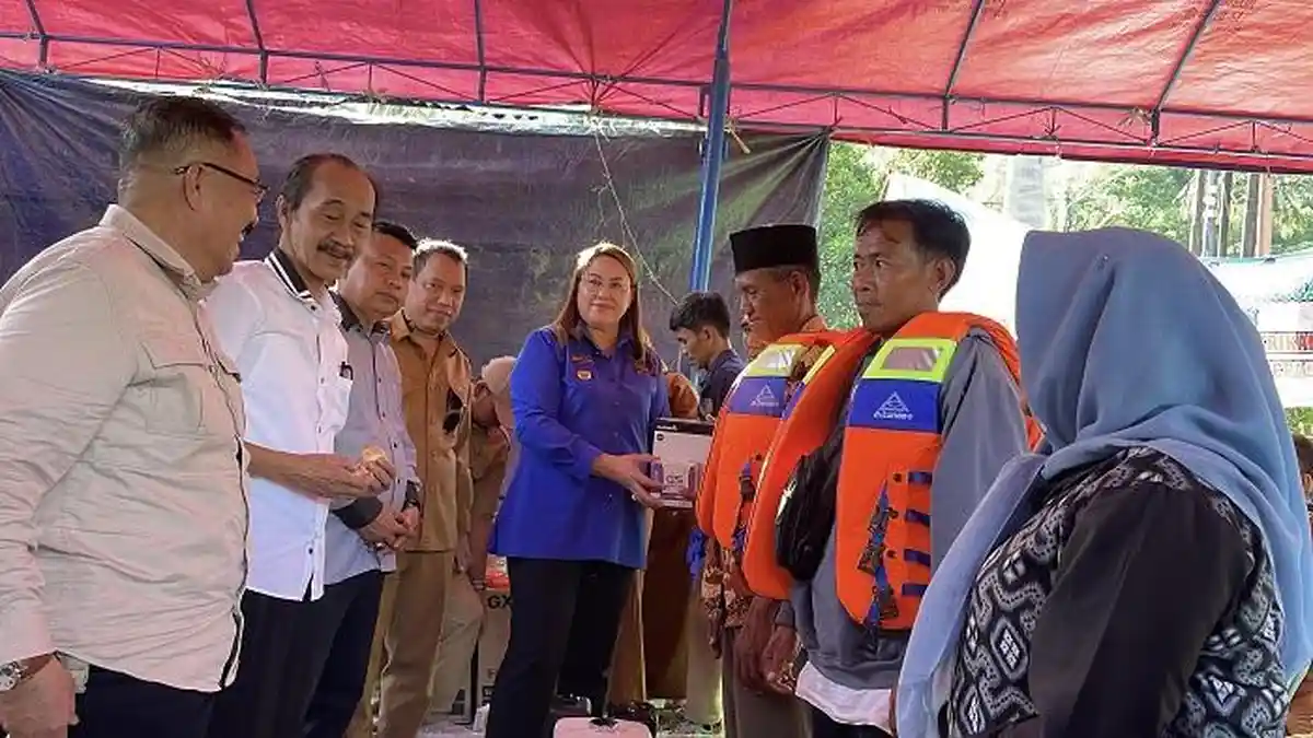 Dinas Perikanan Donggala Serahkan Bantuan Perahu Nelayan hingga Kemasan Produk Olahan Ikan