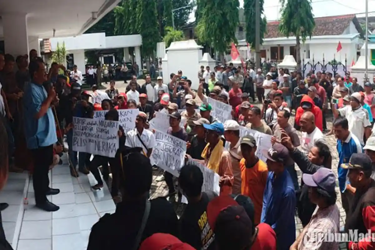 Puluhan Jukir di Kota Madiun Gelar Demo, Tuntut Pemkot Tinjau Ulang Pihak Ketiga Pengelolaan Parkir