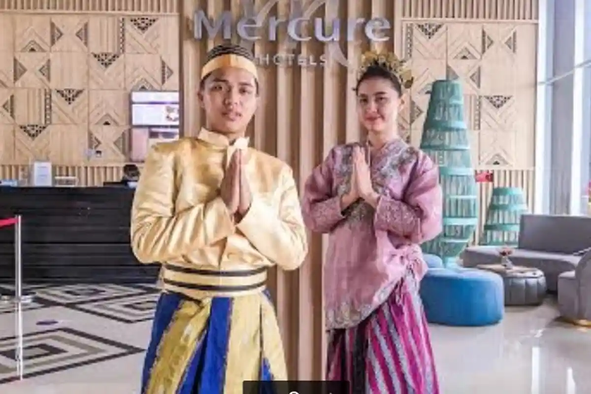 HUT ke-413 Kota Makassar, Karyawan Hotel Mercure Pakai Baju Bodo dan Jas Tutup