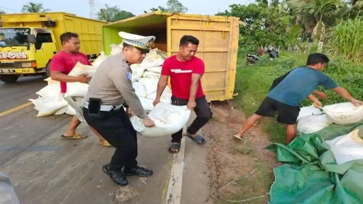 Sopir Diduga Mengantuk, Truk Alami Kecelakaan Tunggal hingga Terguling di Banyuasin III