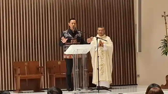 Hadiri Misa Vigili Paskah di Gereja Katolik Lavari, Menko AHY: Paskah jadi Momen Kebangkitan