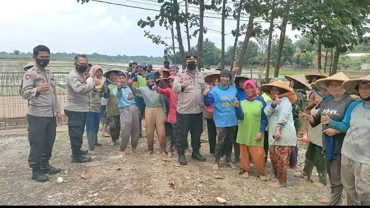 Kapolsek Cikampek Bujuk Petani agar Mau Divaksin dengan Traktir Bakso