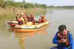 Regu-penolong-masih-terus-berjuang-mencari-remaja-yang-jatuh-ke-sungai-Tamiang.jpg
