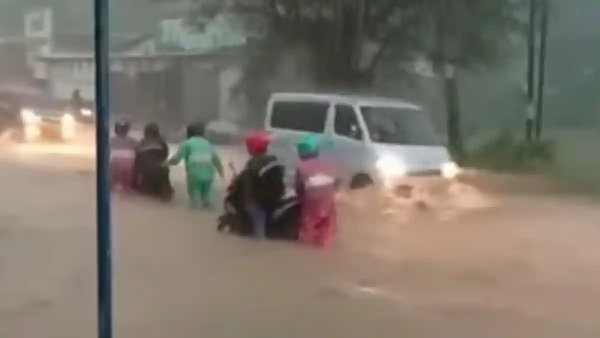 Banjir di Jalan Utama Jatiroto-Jatisrono Wonogiri: Motor Mogok, Banyak yang Didorong