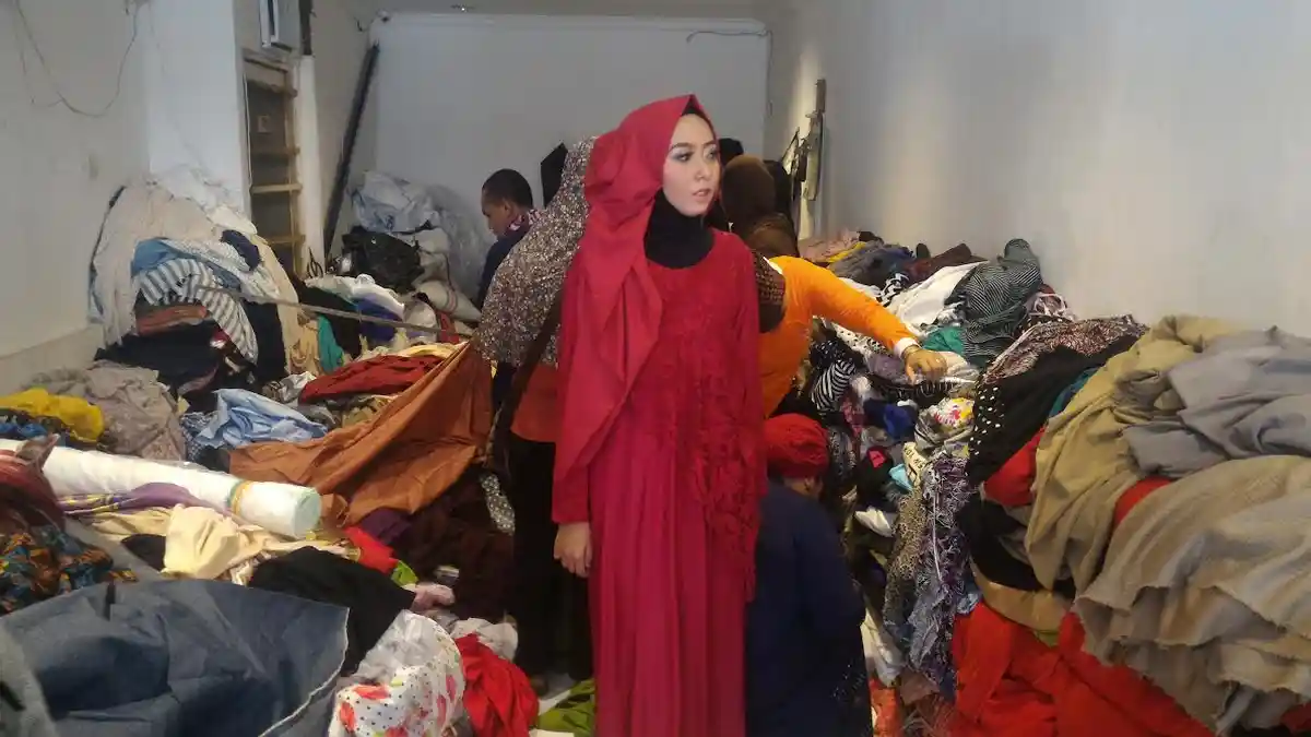 REALTIME NEWS: Kain Kiloan Jogja Adakan Lomba Motret Model Indoor