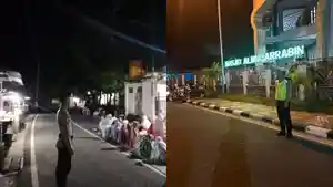 berita-polisi-jaga-masjid-saat-warga-salat-tarawih.jpg