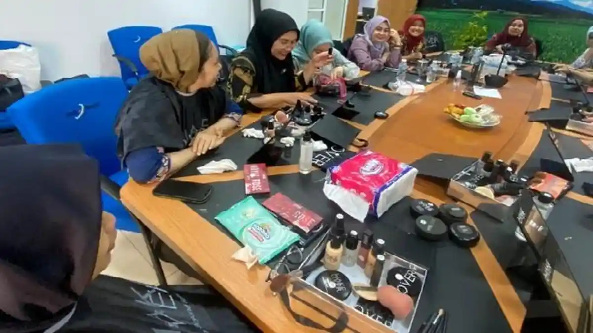 Make Over Cosmetics Padang Gelar Beauty Class, Diikuti Belasan Pegawai Bank Nagari Solok