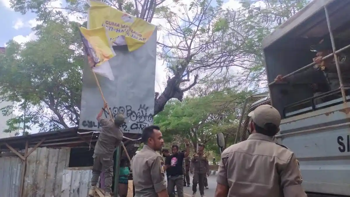 Pol PP Kota Kupang Tertibkan Lebih Dari 100 Atribut Caleg dan Parpol 