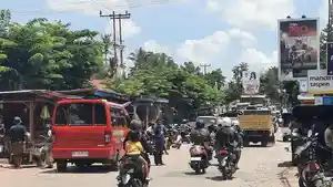 Tampak-kendaraan-padat-di-ruas-jalan-depan-Pasar-Inpres-Soe.jpg