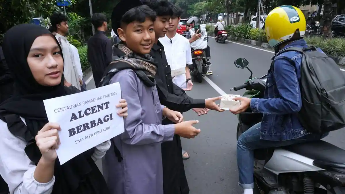 Pelajar SMA Alfa Centauri Bandung Berbagi Takjil ke Warga Pengguna Jalan