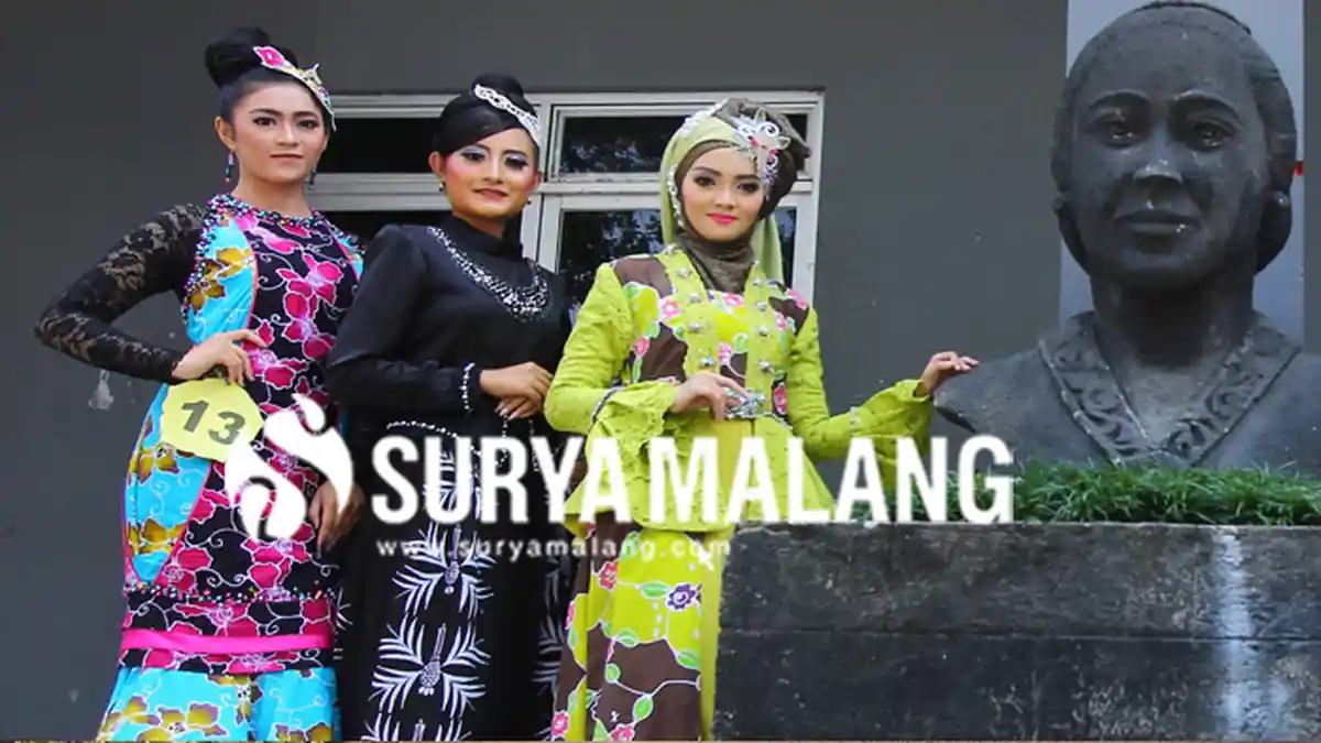 LIma Hari Dewi Rancang Gaun Malam Elegan dari Batik Malangan
