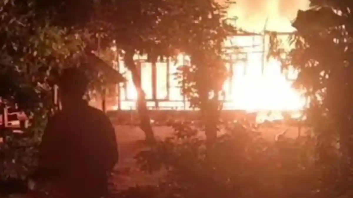 Ganasnya Kobaran Api Lahap Dua Rumah Warga di Situbondo, Diduga Akibat Kompor Gas