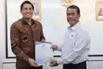 Bupati-Indramayu-Lucky-Hakim-kiri-saat-menyerahkan-suratFF.jpg