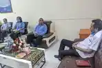 Kepala-Ombudsman-Perwakilan-NTT-Darius-Beda-Daton-baju-putih.jpg