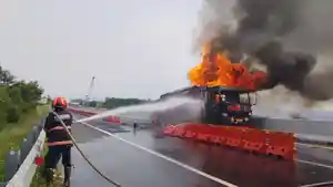 memadamkan-truk-tangki-pengangkut-bahan-bakar-minyak-BBM-di-Cisumdawu.jpg