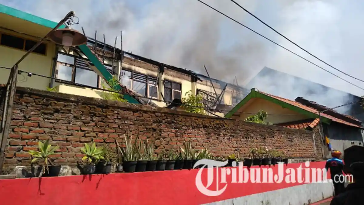 82 Komputer Hangus, Kepala SMPN 21 Surabaya Sebut Api Diduga Berasal dari Korsleting Listrik Gudang