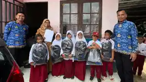 Siswa-SDN-Tebing-Tinggi-memperlihatkan-perlengkapan-sekolah-baru-yang-diberikan.jpg