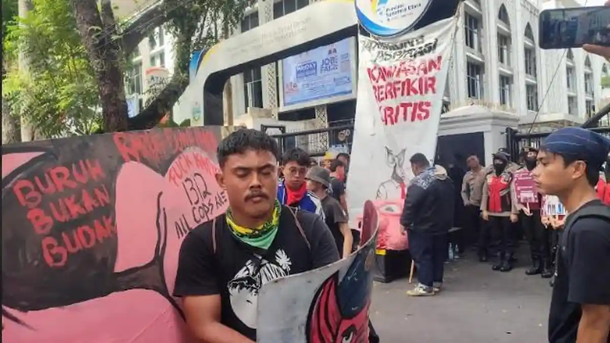Aliansi Kemarahan Buruh dan Rakyat Sumut Bawa Patung Babi saat Gelar Aksi di Depan Kantor DPRD