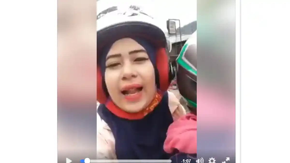 Viral! Video Detik-detik Perempuan Pengendara Motor ‘Cium Aspal’ Gara-gara Asyik Selfie
